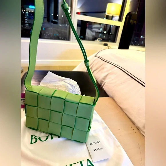 Bottega Veneta Cassette leather crossbody bag - Picture 3 of 13